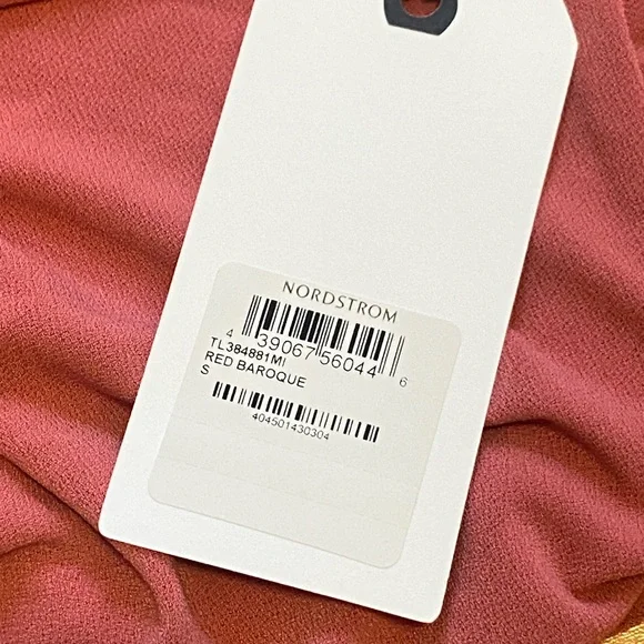 Leith Women's Red Baroque Twist Front Top Size Small NWT Nordstrom - Picture 3 of 9